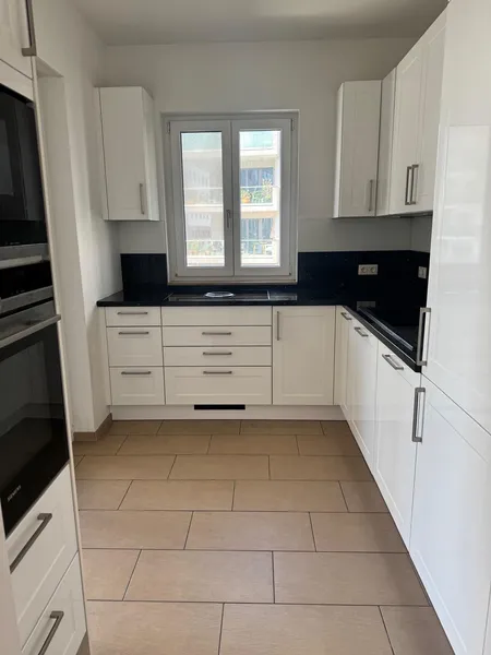 Familienfreundliche 4-Zimmer-Wohnung mit Balkon und Stellplatz in Berlin — photo 1